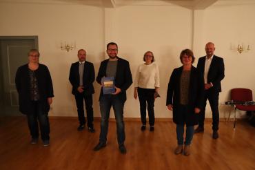 Auf eine Zeitreise in das Jahr 1860 führten v.l.n.r. Bibliotheksleiterin Kerstin Pflanz, Bürgermeister Markus Eisenbarth, Buchautor Felix Guffler, Museumsleiterin Petra Ostenrieder, VHS Oettingen Petra Wagner und Bezirksheimatpfleger Christoph Lang.