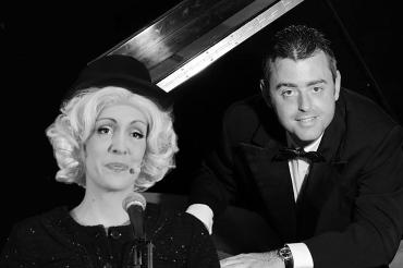 Clarissa Hopfenspitz (l.) wird bei ihrer "One-Woman-Show" von Pianist Marcus Prügel (r.) unterstützt. 