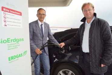 MdL Wolfgang Fackler (rechts) tauschte sich mit Helmut Kaumeier, dem Leiter des Kommunalkundenmanagements von Erdgas Schwaben, über die Perspektive des CNG-Antriebs aus. Das Foto entstand an der Agip-Tankstelle in Donauwörth-Riedlingen an der B16. 