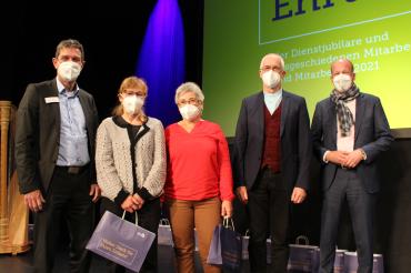 Die Jubilare 2021 des BKH Donauwörth mit den Gratulanten: (von links) Wolfram Firnhaber, stellvertretender Vorstandsvorsitzender der Bezirkskliniken Schwaben, Gabriele Bachhuber (ehemalige Pflegedirektorin; Wechsel in die Freizeitphase der Altersteilzeit), Ruth Grünkranz (Renteneintritt), Personalratsvorsitzender Franz Hörmann und Bezirkstagspräsident Martin Sailer. 