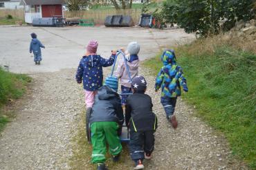 Die Kinder helfen auf dem Bauernhof auch beim Füttern der kleineren Tiere mit. 