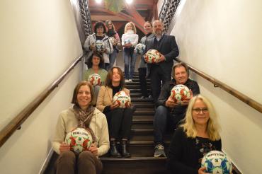 Vertreter*innen der Oettinger Schulen und Kindergärten haben symbolisch fair gehandelte Fußbälle überreicht bekommen. 