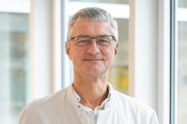 Dr. Thomas Eberl präsentiert das Qualitäts-Siegel „Klinik für Diabetespatienten geeignet“.