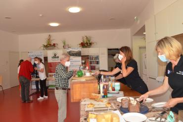 Das Team von Michaela Kaag sorgt im Mehrgenerationenhaus für Café-Atmoshpäre. 