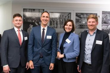 Von links: Matthias Thienel (Geschäftsführer Destilla GmbH), MdB Christoph Schmid (SPD), MdB Mareike Wulff (CDU),  Tobias Koppitz (Geschäftsführer DVAI)