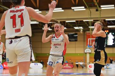 Angels-Spielerin Bianca Helmig jubelt, während sich Hannover ratlos am Kopf kratzen. Toller und unerwarteter 76:60-Sieg der Eigner-Girls gegen die Luchse aus Hannover. 