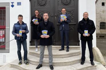 Von links nach rechts: Gewerbeverbandsvorsitzender Klaus Fischer freut sich mit Tourismusleiterin Judith Strohhofer, Simon Rupprecht der RVB Wemding, Bürgermeister Dr. Martin Drexler und Christian Weiland von der Sparkasse Wemding über die 30 Gewinnerinnen und Gewinner. 