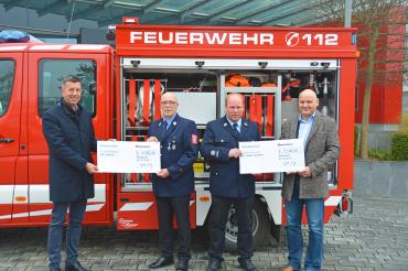 Standortleiter Egbert Wenninger (links) von Grenzebach übergab in Hamlar den ersten Vorsitzenden Christian Lix (Zweiter von links) und Michael Schweizer (Dritter von links) die Spendenschecks über gesamt 6.000 Euro. Mit ihnen freute sich auch Martin Paninka, Bürgermeister Asbach-Bäumenheim und Dienstherr der beiden Feuerwehren (rechts). 