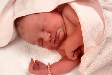 Baby in Laken eingewickelt