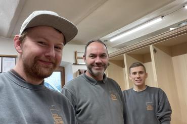 Das Team der Schreinerei Maierhofer mit Chef Martin Maierhofer (mitte).