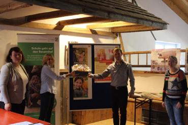 Von links: Kerstin Kranzfelder (AELF Wertingen), Edith Auchter (AELF Nördlingen), Michael Wenni (Berater Sozialversicherung für Landwirtschaft, Forsten und Gartenbaut), Julia Mille (Auszubildende Sozialversicherung für Landwirtschaft, Forsten und Gartenbau). 