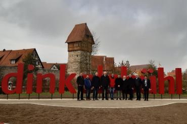 Mehrere Personen vor Schriftzug "Dinkelsbühl", dahinter Stadt Dinkelsbühl