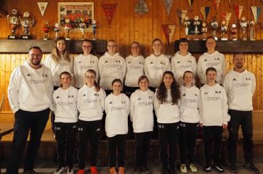 Die aktuelle B-Juniorinnen-Mannschaft des FSV Buchdorf / Kaisheim mit ihren Trainern Christian Bloßfeld und Karsten Voß