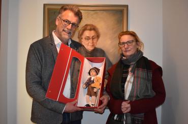 Im Bild zu sehen: Verena Gerber-Hügele von der Käthe Kruse Manufaktur GmbH und Thomas Heitele, Museumsleiter der städtischen Museen Donauwörth mit der neuen Puppenkreation „Max mit Löwe“ 