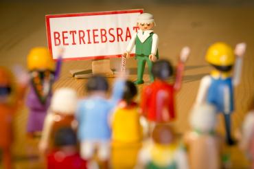 Playmobilfiguren mit Schild "Betriebsrat"