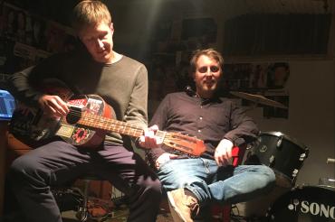 Auf dem Bild ist das Musiker-Duo von Okomod zu sehen.