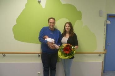 Pflegedienstleitung, Michaela Rechner, gratulierte mit einem Blumenstrauß.