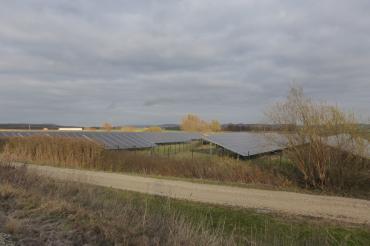 Die Photovoltaik-Anlage der Firma SÜDWERK im Gemeindegebiet von Hainsfarth.