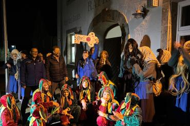 Sitzend die Hofnarren Flying Tigers , Stehen Häsgruppe die Truden. Sehend links Präsident Fürst Andreas , Mitte 1. Bürgermeister Xaver Berchtenbreiter , rechts 1. Vorstand Lothar Kircher.