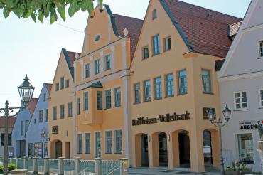 Die Hauptgeschäftsstelle der Raiffeisen-Volksbank Donauwörth eG im Ried. Sie wird ab 25. November umgebaut und im Innenbereich modernisiert.