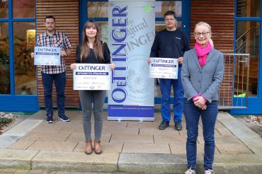 Die Gewinner der Oettinger Mitarbeiterförderung. Von links: Thomas Färber, Carina Riedel und Matthias Griesbauer mit Brauerei-Chefin Pia Kollmar.