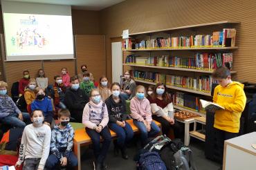 Auf dem Bild ist der Schüler Ludwig Methger beim Vorlesen in der 5c zu sehen.