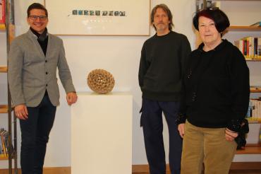 Ein Holzobjekt von Herbert Schweda schmückt künftig die Stadtbibliothek.