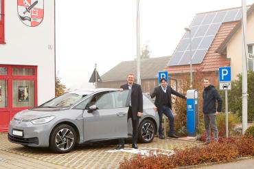 Von links: Jürgen Raab, Erster Bürgermeister von Münster, Andreas Schug, Referent E-Mobility bei LEW, und Johannes Heckel, LEW-Kommunalbetreuer.