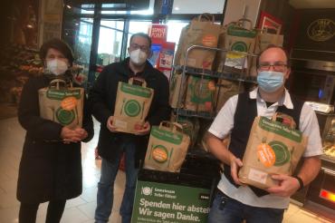 Von links: Marianne Wagner (Ausgabestelle Asbach-Bäumenheim), Branko Schäpers (Caritasverband), Michael Nägele (Rewe). 