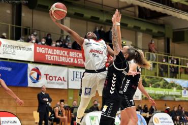 Angels-Point-Guard Asha Thomas (l.) trifft in Halle auf ihre Namensvetterin Deeshyra und will hoch hinaus.