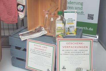 Auf dem Bild ist das Schaufenster in der Reichstraße zu sehen. Dort sind viele nachhaltige Alternativen zu Plastik ausgestellt.