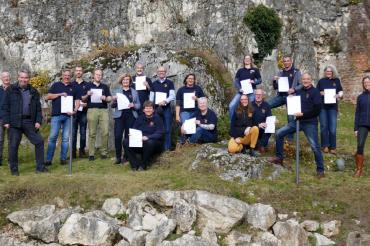 V. l. n. r.: Johann Bauch (Bay. Wanderverband), Dr. Gerhard Ermischer (Bay. Wanderverband), Joachim John, Johannes Hafner, Johannes Weber, Ursula Kneißl-Eder, Meinolf Koch, Katrin Ott, Helmut Schmidt, Barbara Niklas, Gabriele Sonnenschein, Martina Stöckle, Hans Bergdolt, Paul Wunderle, Andreas Seel, Martina Hahn (Absolventen mit Zertifikat; es fehlt Karin Zellinger-Meyr), unten kniend Heike Burkhardt (Geschäftsführerin Geopark Ries e. V.), ganz rechts Cornelia Bäuml (Geopark Ries e. V.)