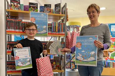 Im Bild Gewinner Gabriel Röhrich mit Martina Dietrich von der Stadtbibliothek Donauwörth.