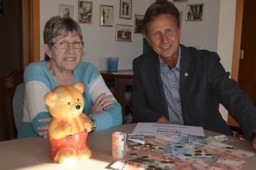 Von links: Agnes Allgeyer und Martin Obermann bei der Spendenübergabe. 