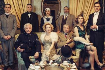 Von links sitzend: Miroslav Nemec (Rolle: Ivo Batic), Sunnyi Melles (Simone), Udo Wachtveitl (Franz Leitmayr) und Katharina Schlothauer (Katrin). Stehend von links: Joshua Jaco Seelenbinder (Till), Christoph Mory (Arthur Rogers), Marie Ratscheck (Heidi), Alexander Hörbe (Martin) und Ferdinand Hofer (Kalli Hammermann).  