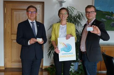 Auf dem Bild sind Landrat Stefan Rößle, Ehrenamtsbeauftragte Karin Brechenmacher und Stabsstellenleiter Klemens Heininger zu sehen. 