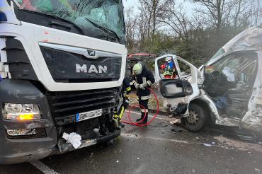 Bei der Kollision zwischen den beiden Fahrzeugen soll laut ersten Informationen ein Mann schwer verletzt worden sein. 