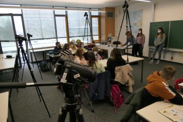 Auf dem Bild sieht man, wie die Kinder im Unterricht gefilmt wurden.