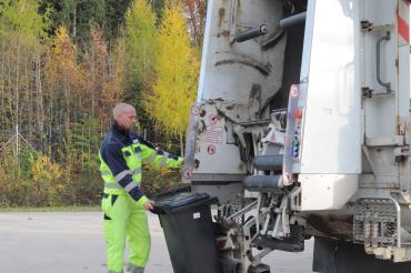 Auf dem Bild ist ein Müllauto zusehen.