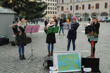 Die neu formierte Flötengruppe der Stadtkapelle Monheim bei ihrem Auftritt in der Augsburger Fußgängerzone. 