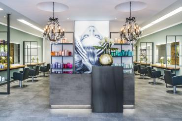 Der Zeitlmann-Salon in Rain. Er wurde erst im Jahr 2019 saniert und ist somit der modernste Salon des Unternehmens.