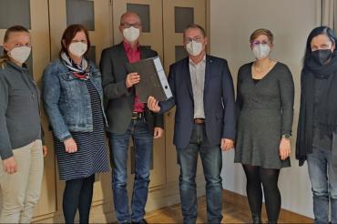 Auf dem Foto v.l. Sarah Meyer (Diakonie), Margit Schmutterer (Diakoneo), Martin Heilingbrunner (BRK), Günther Schwendner (Lebenshilfe), Milena Öfele (Lebenshilfe) sowie Katja Zeh (Stiftung St. Johannes).