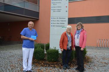 Doktor Thomas Handschuh nahm die Spende stellvertretend für die Palliativstation entgegen. Überbracht wurde die Spende von Gertrud Meyr aus Deiningen, die in Begleitung ihrer Tochter Margit Oefele gekommen war.