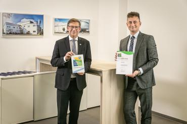 v.l.n.r: Landrat Stefan Rößle bei der Urkundenübergabe an Destilla-Geschäftsführer Matthias Thienel.