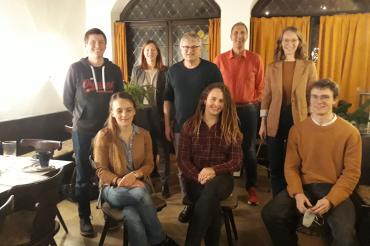 Katharina Bucher (Fraktionsvorsitzende der SPD Wassertrüdingen, „Verbindung zwischen Freunden“), Mona Stetter (Mitglied der Grünen Feuchtwangen, Mitbegründerin von „Mission Bahnstation“), Paul Hettler (Pressesprecher von „Mission Bahnstation“, Mitglied Vorstandschaft SPD Dinkelsbühl),  (zweite Reihe von links nach rechts) Thorsten Müller (Mitglied Vorstandschaft CSU-Ortsverein Wassertrüdingen, „Verbindung zwischen Freunden“), Rita Ortler (2. Bürgermeisterin von Nördlingen, SPD-Kreisrätin), Christoph Schmid 