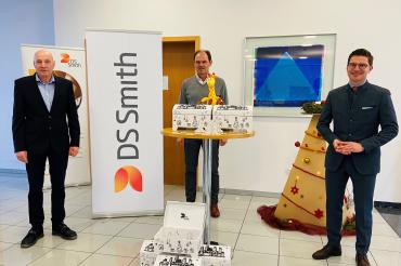 Die von DS Smith gesponserten Wellpapp-Schatzkisten sollen Kindern in der Vorweihnachtszeit Freude bereiten. Die Übergabe der Häuser erfolgte nun durch Michael Lamprecht (Mitte), Cluster Director South bei DS Smith Packaging Deutschland/Schweiz, und Peter Scharfenecker (links), Site Manager Werk Nördlingen bei DS Smith, an den Nördlinger Oberbürgermeister David Wittner (rechts).