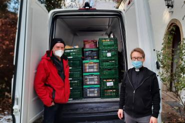 Kaplan Jürgen Massinger mit den Ehrenamtlichen der Nördlinger Tafel