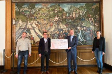 Vertreter der Firma RoodMicrotec überbrachten eine beachtliche Spende für die „Nördlinger Hilfe in Not“ in der Bundesstube des Nördlinger Rathauses.