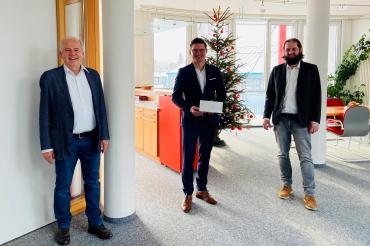 Dieter Arlt, David Wittner mit Spendenscheck, Christoph Arlt, Nördlinger Hilfe in Not