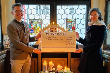 David Wittner und Johanna Frickinger mit Spendenscheck